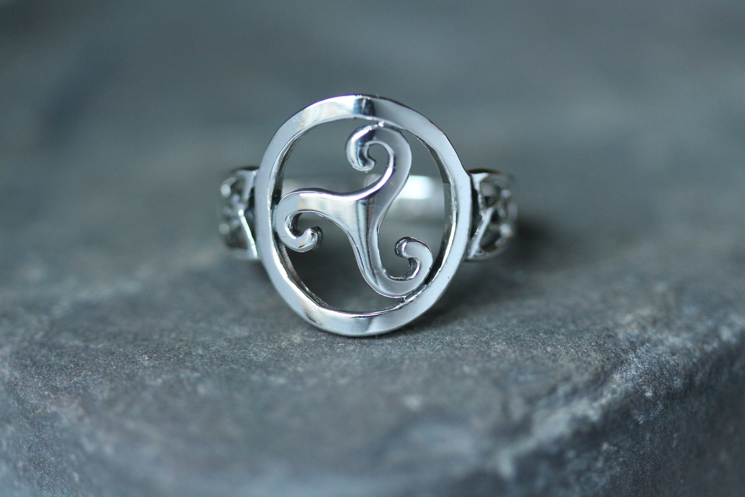 Triskele Ring Keltisch – Verstellbarer Edelstahl Ring Mit Triskele Symbol Als Schutz-Amulett | Geschenk Für Frauen