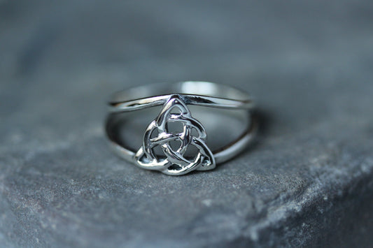 Triquetra Ring - Encircled Trinity