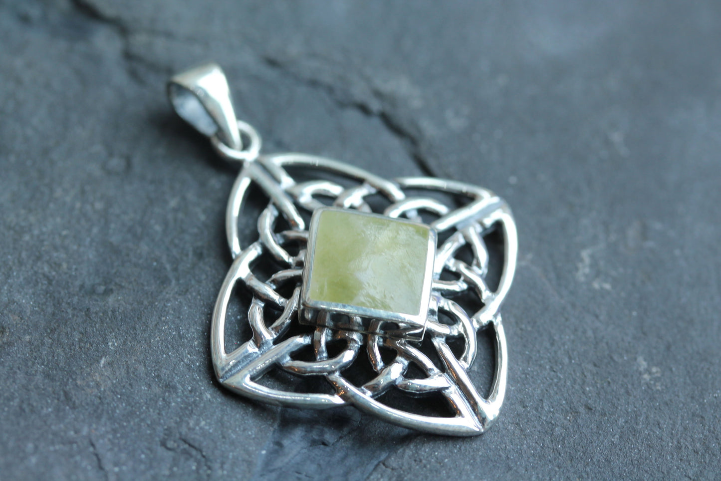Scottish Marble Pendant - Diamond Knot