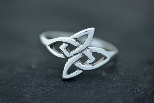 Triquetra Ring - Interlocked Trinity (Large)