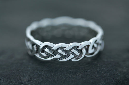 Celtic Knot Ring - Close Knotted Eternal Loop